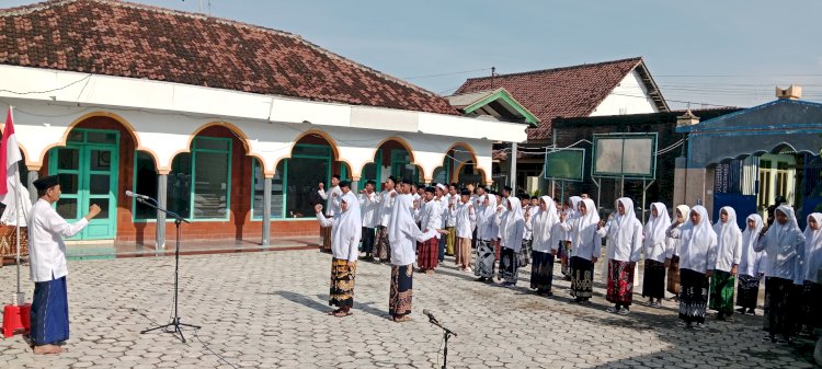 Upacara Hari Santri 2025 di Yayasan Ponpes Al Falah Leces Berlangsung Khidmat